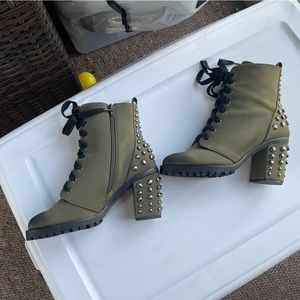 Chinese Laundry green military style lug sole boots size 38.5/8